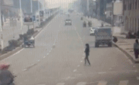 遇到这么坑的姑娘，大家还是躲着点吧人物gif搞笑图片