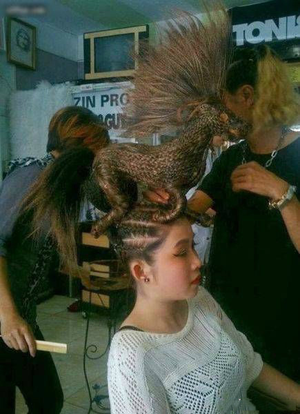 这么吊炸天的发型，姑娘应该是杀马特贵族中的佼佼者吧人物gif搞笑图片