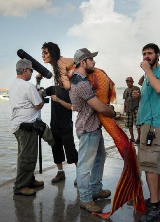 我刚刚出门捡了一条美人鱼人物gif搞笑图片