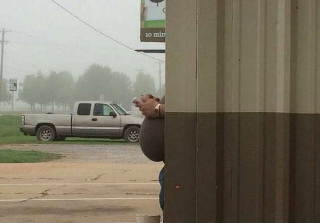 肚子先行一步人物gif搞笑图片