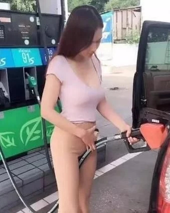 妹纸这样加油不觉得尴尬么？人物gif搞笑图片