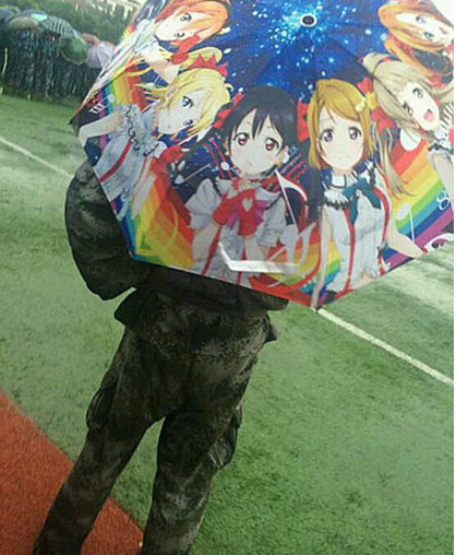 军训下雨了，于是教官撑起了伞人物gif搞笑图片