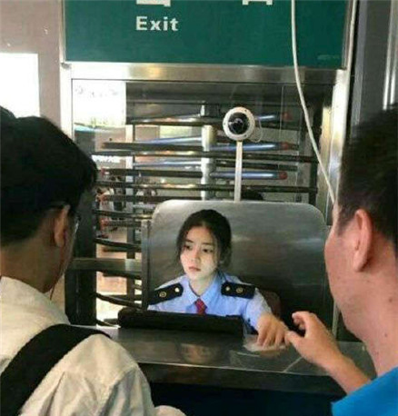 我能说我不办业务，但还是轮流的排了好几轮队伍么？只为多看妹子两眼人物gif搞笑图片