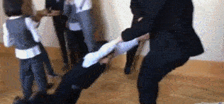 这妹子太倒霉，遭遇了二次伤害人物gif搞笑图片