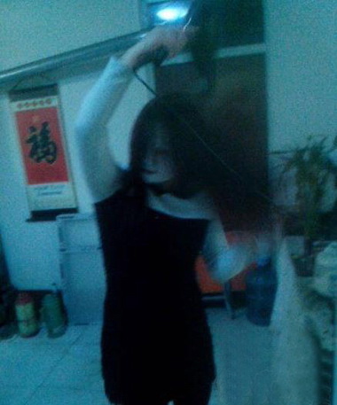 贴面膜吹头发，我擦吓死我了~人物gif搞笑图片