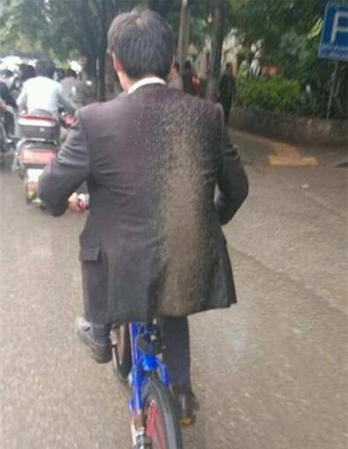 论自行车挡泥板的重要性人物gif搞笑图片