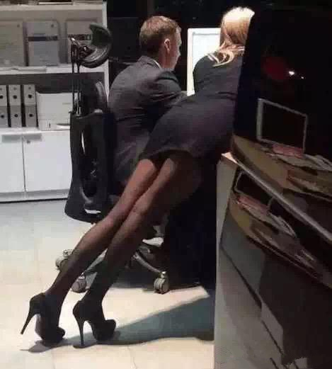 新来的女秘书，每次汇报工作都趴在老板桌子上人物gif搞笑图片