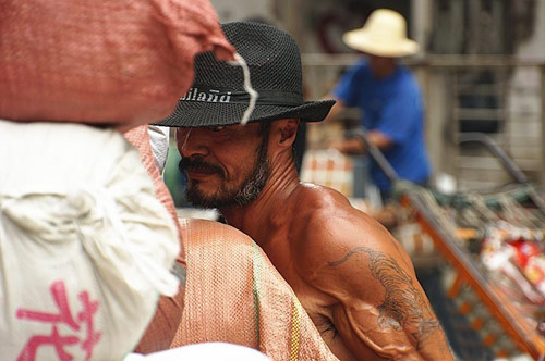 板车哥为儿女上学拼命工作图片人物gif搞笑图片