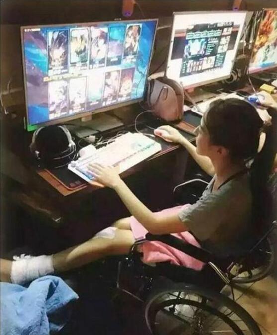 网吧的姑娘我只服这个人物gif搞笑图片