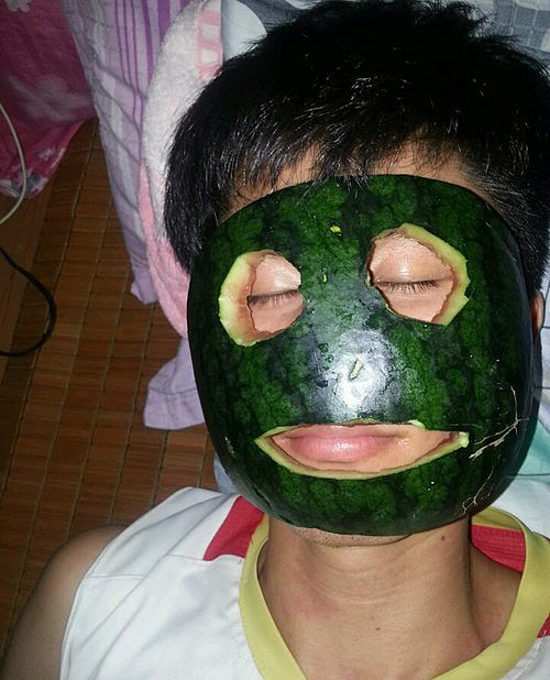 西瓜面膜，滋润脸蛋人物gif搞笑图片