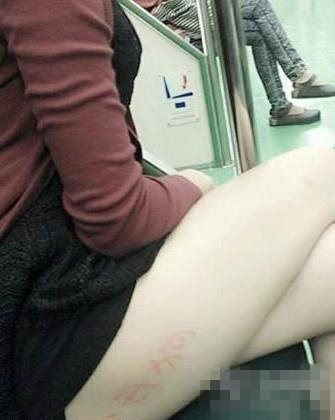 地铁上拍到的人物gif搞笑图片