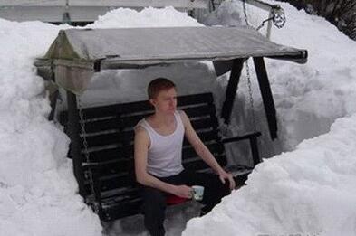 兄弟，是不是还在等车啊？人物gif搞笑图片