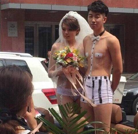 说好的裸婚呢，然而并没有裸啊人物gif搞笑图片