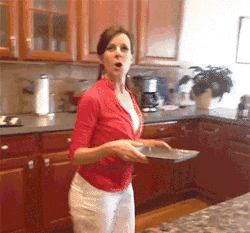 别光顾着镜头啊！看着点路人物gif搞笑图片