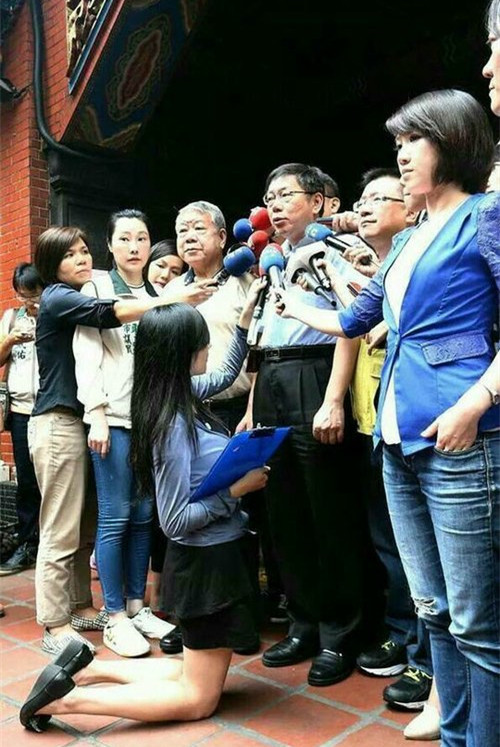 敬业的女记者人物gif搞笑图片