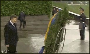 好严肃的场面，还是忍不住笑了~人物gif搞笑图片