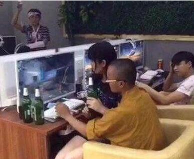 前面的大哥 你才是图片的亮点人物gif搞笑图片