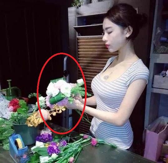 妹子这是准备把花做成什么造型呢人物gif搞笑图片