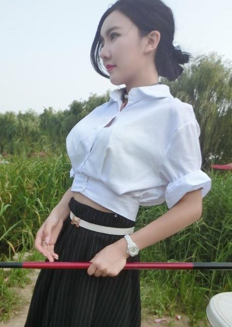 好久没钓鱼了，今天特地带媳妇到河边钓鱼人物gif搞笑图片