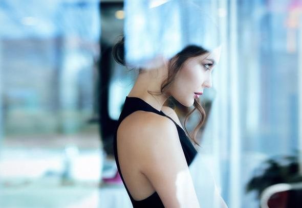 侧面看更美丽的女子人物gif搞笑图片