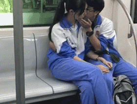 坐地铁的艳遇，别人的艳，我遇到了人物gif搞笑图片