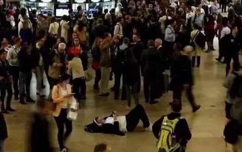 累了就休息，就是这么随性人物gif搞笑图片