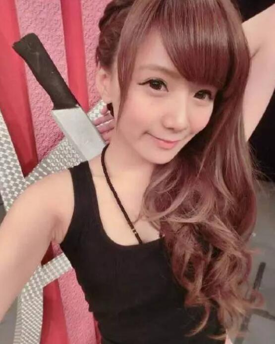 莫非这就是传说中的笑里藏刀人物gif搞笑图片