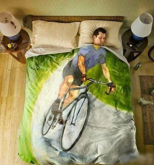 睡觉也不忘训练人物gif搞笑图片