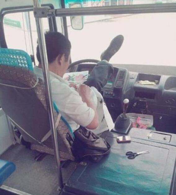 还会绣十字绣，心真细人物gif搞笑图片