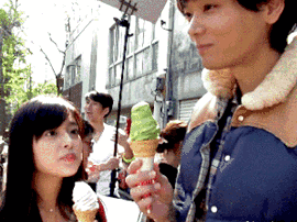 吃货的想法从眼神里就能看出来人物gif搞笑图片