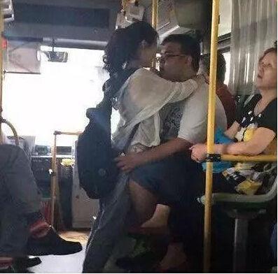 现在女孩太开放，你男朋友脸都红了，旁边的朋友都不好意思看了人物gif搞笑图片