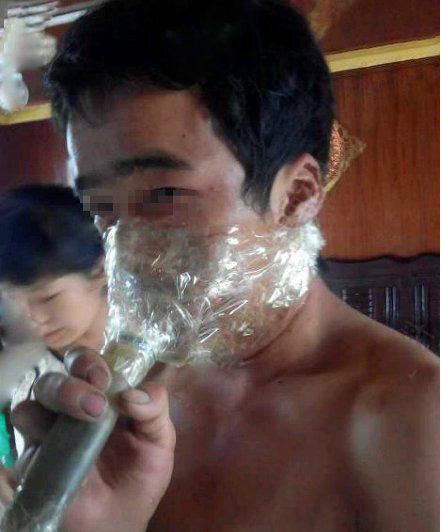 哥们准备的潜水设备！怎么样，亮爆了吧！人物gif搞笑图片