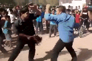 现代版的斗鸡人物gif搞笑图片