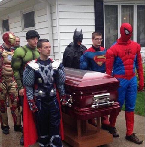 看到这个阵势差点吓尿人物gif搞笑图片