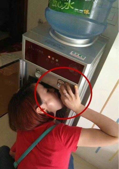 姑娘你是有多渴，就不能注意下形象吗人物gif搞笑图片