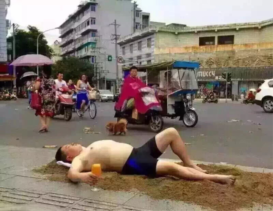 只要心里有沙滩，哪里都是马尔代夫人物gif搞笑图片