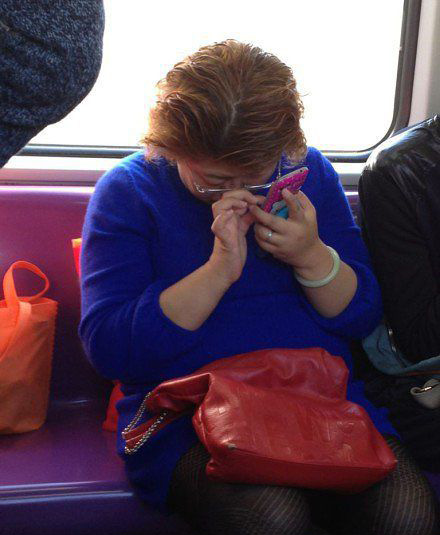 大妈，要不要帮你找个放大镜试一下呢？人物gif搞笑图片