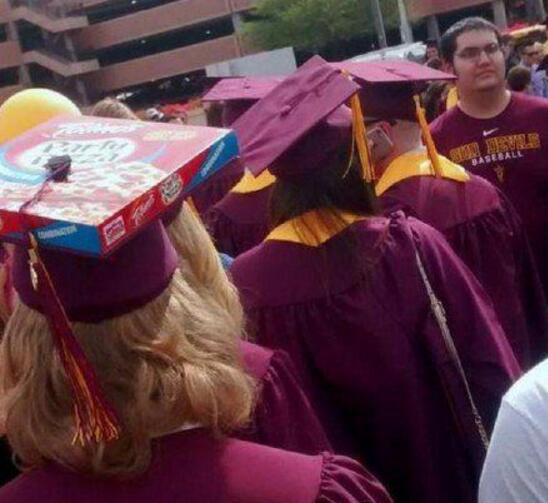 妹子忘记自己的帽子放哪里了，于是想到了这么机智的方法人物gif搞笑图片