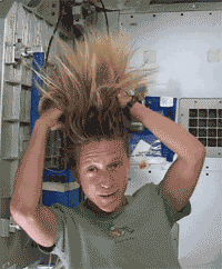 太空中洗头是这样的人物gif搞笑图片