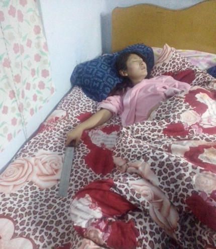 晚上回来晚了，看见老婆。。。人物gif搞笑图片