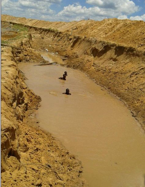 这水可以游泳吗人物gif搞笑图片