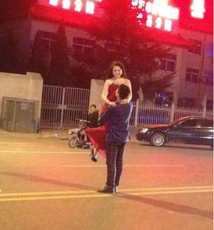 大晚上在路上拍结婚照，我也是醉了人物gif搞笑图片