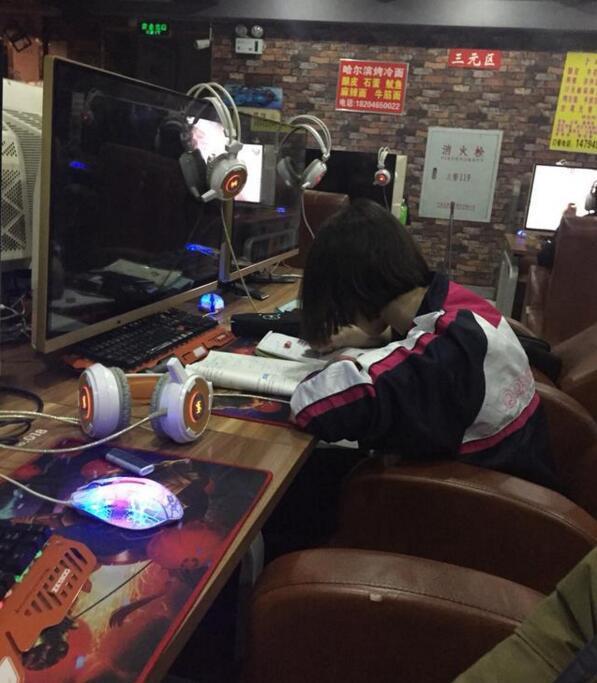 家里停电了，你信吗？人物gif搞笑图片