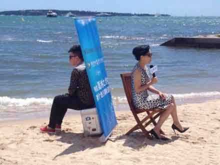 这就叫成功女人背后的男人！人物gif搞笑图片