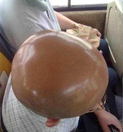 公交上低头一看。。。还以为是颗卤蛋 。。。人物gif搞笑图片