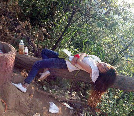 妹子这样睡觉酥服么，替你担心呀，万一掉下来，就惨了人物gif搞笑图片