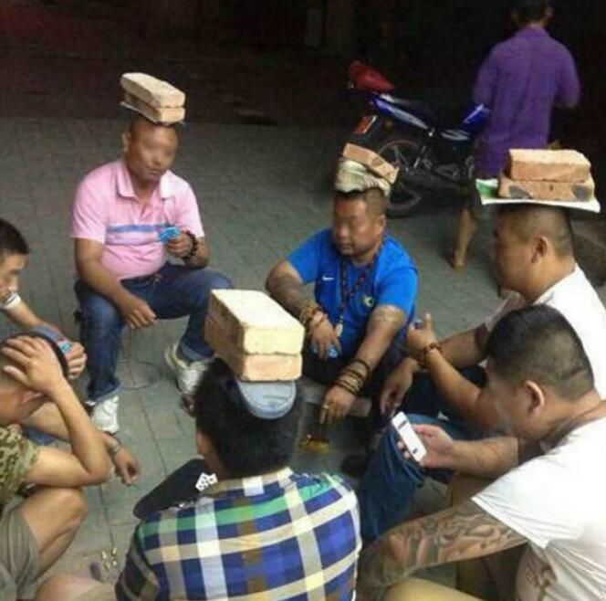 紧张的气氛怎么看着就想笑呢人物gif搞笑图片