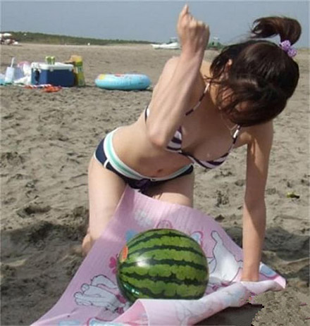 原来女汉子是这样子开西瓜的人物gif搞笑图片