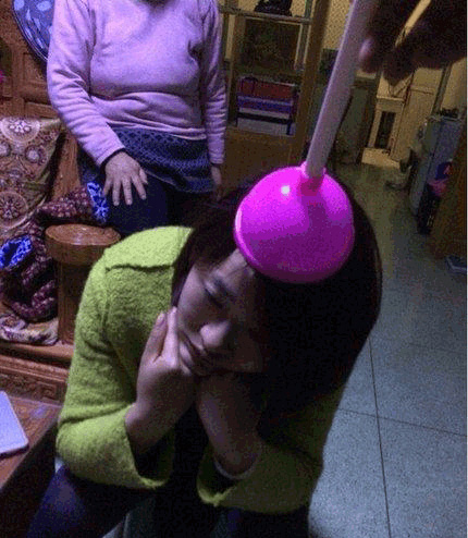 二货老婆脑袋不通了，我帮他清理一下人物gif搞笑图片