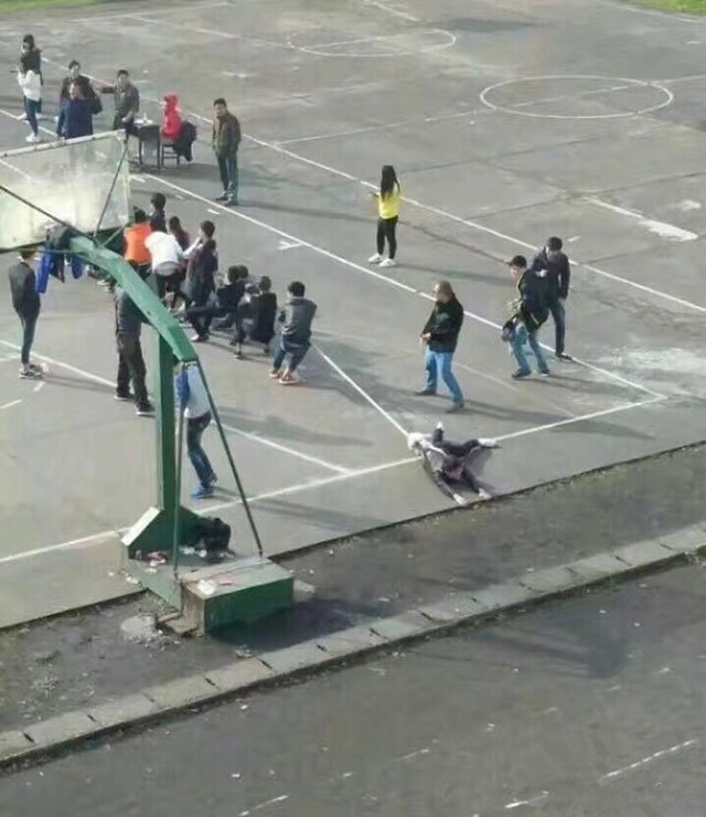 快把篮球场的地面掀起来了人物gif搞笑图片